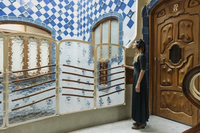 Woman on Casa Batlló insider tour