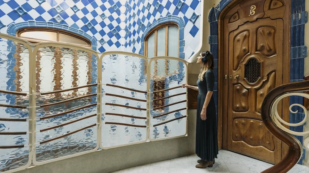 Woman on Casa Batlló insider tour