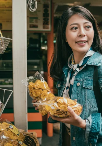 Tourist in Farmers Market during private Los Angeles guided tour