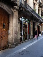 Picasso tour group in Carrer d'Avinyo