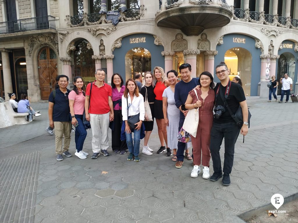 Group photo Barcelona Architecture Walking Tour on 23 October 2022 with Marta