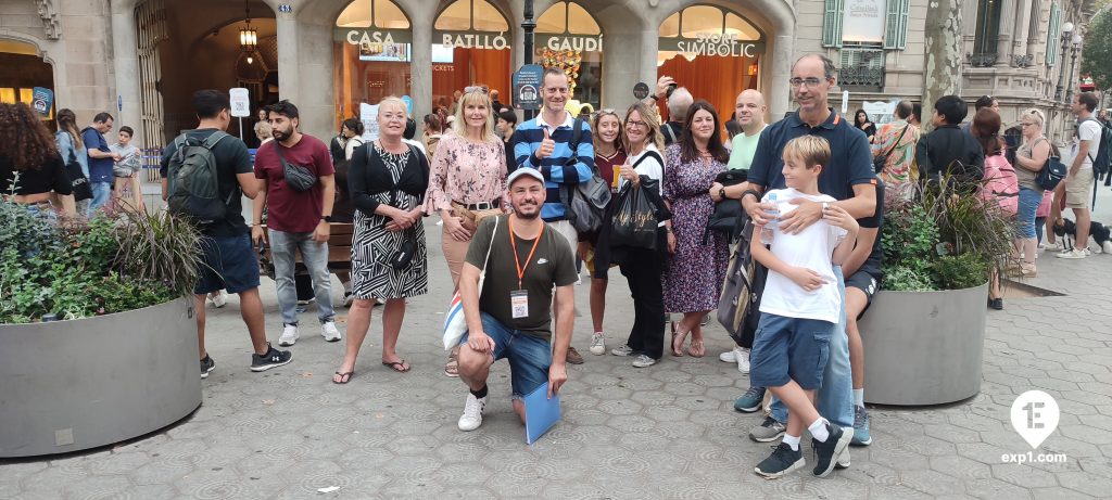 Group photo Barcelona Ancient Markets Walking Tour on 27 October 2022 with Victor