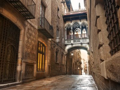 Barcelona Gothic quarter, Carrer del Bisbe_Shutterstock