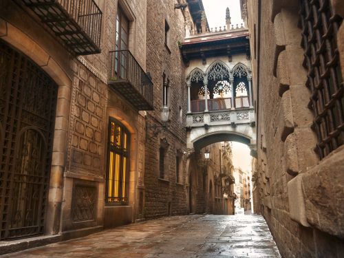 Barcelona Gothic quarter, Carrer del Bisbe_Shutterstock