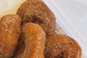 Hot donuts during Freedom Trail History and Food Tour