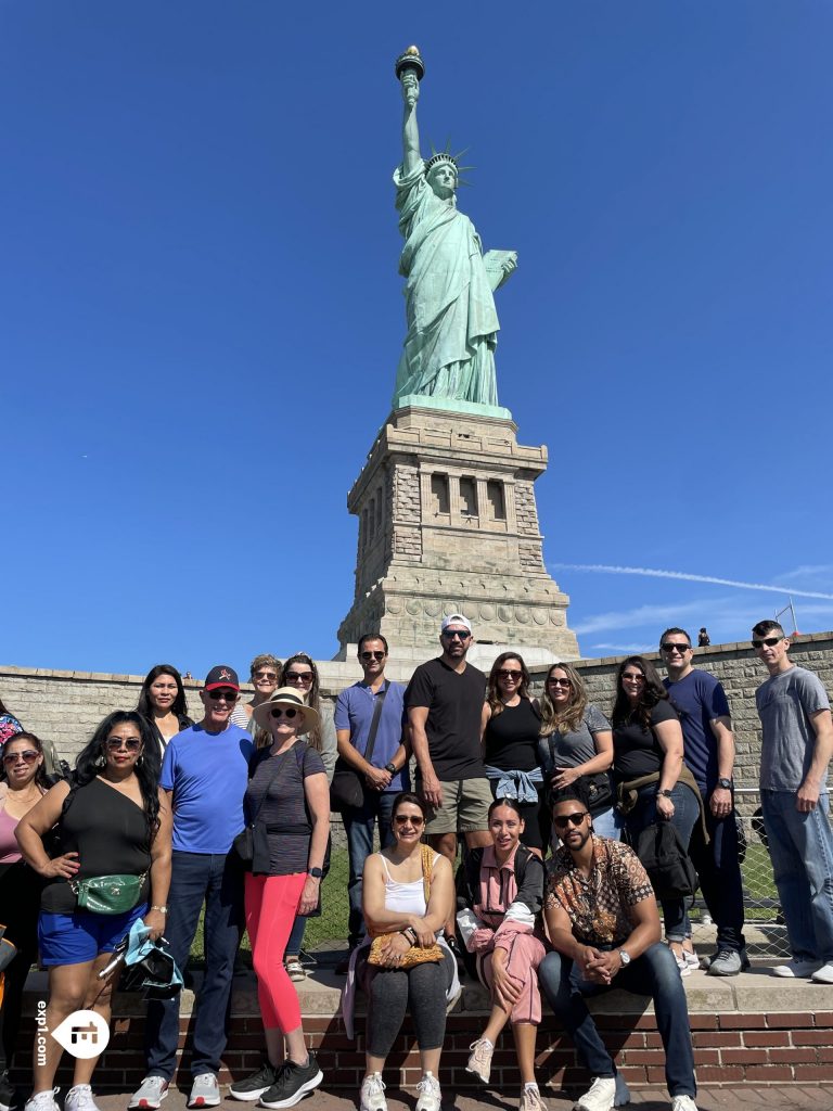 Group photo Statue Express Tour on 10 September 2022 with Alex