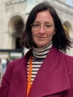 Tour guide during Montmartre guided tour in Paris