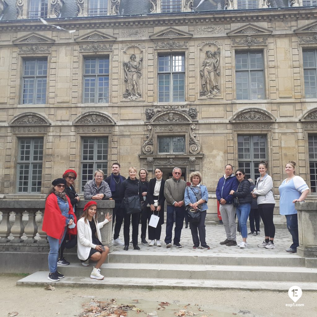 Group photo Le Marais Walking Tour on 24 October 2022 with Monika