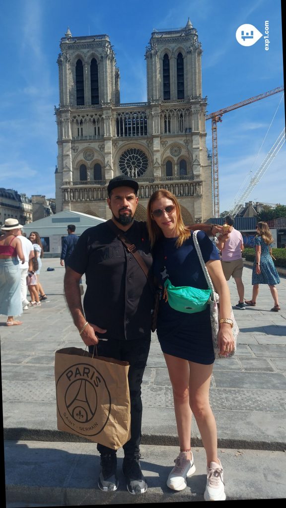 Group photo Notre Dame Outdoor Walking Tour With Crypt on Sep 3, 2023 with Adriana