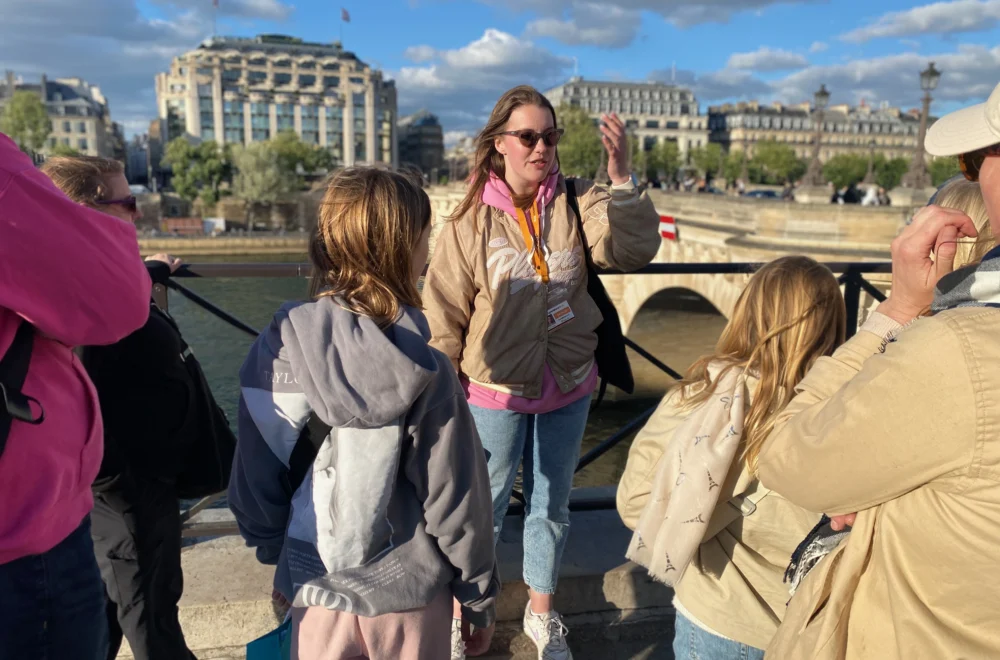 Paris Ghost Tour guide giving tour in Paris