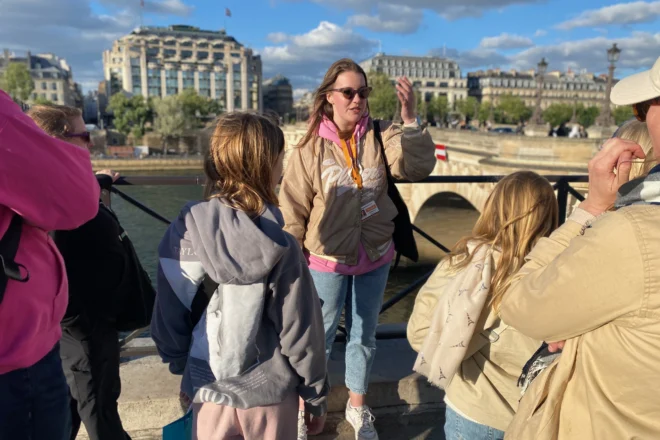 Paris Ghost Tour guide giving tour in Paris