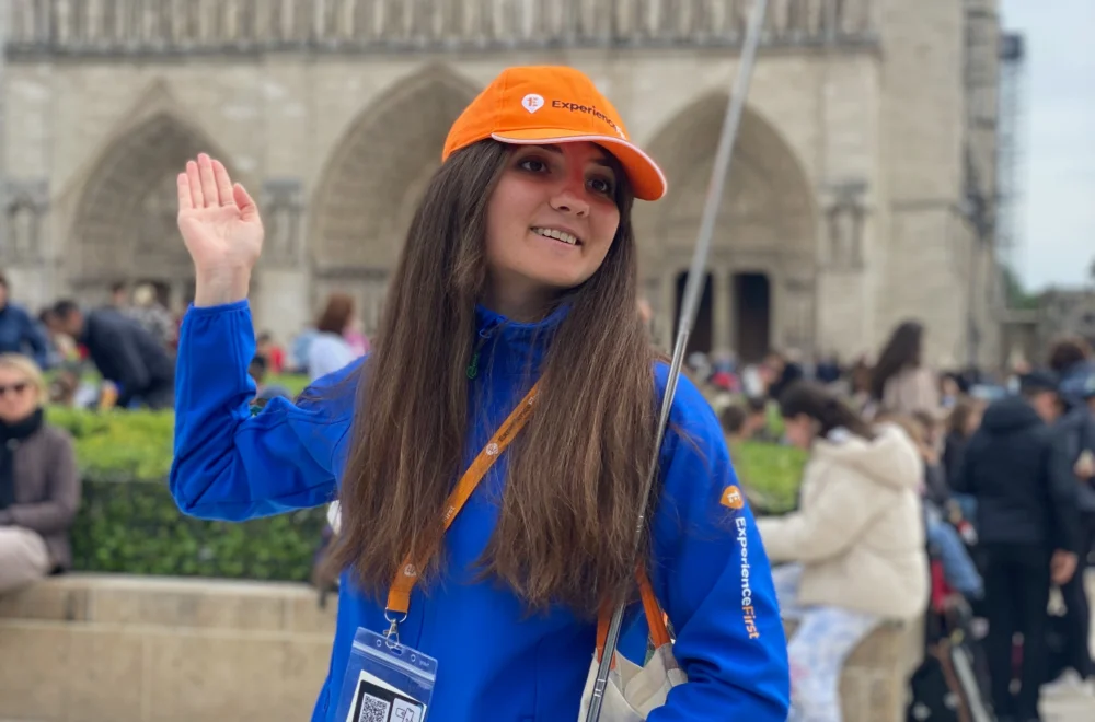 Guide in front of Notre Dame Cathedral