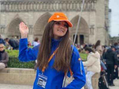 Guide in front of Notre Dame Cathedral