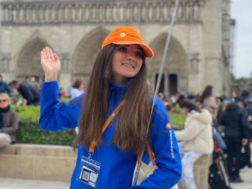 Guide in front of Notre Dame Cathedral