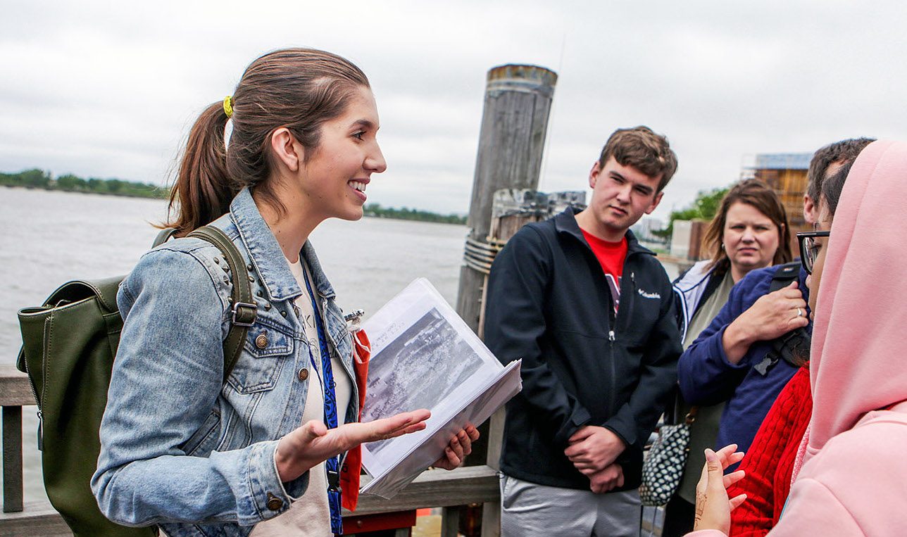 How to Be a Travel Tour Guide: Expert Tips Revealed