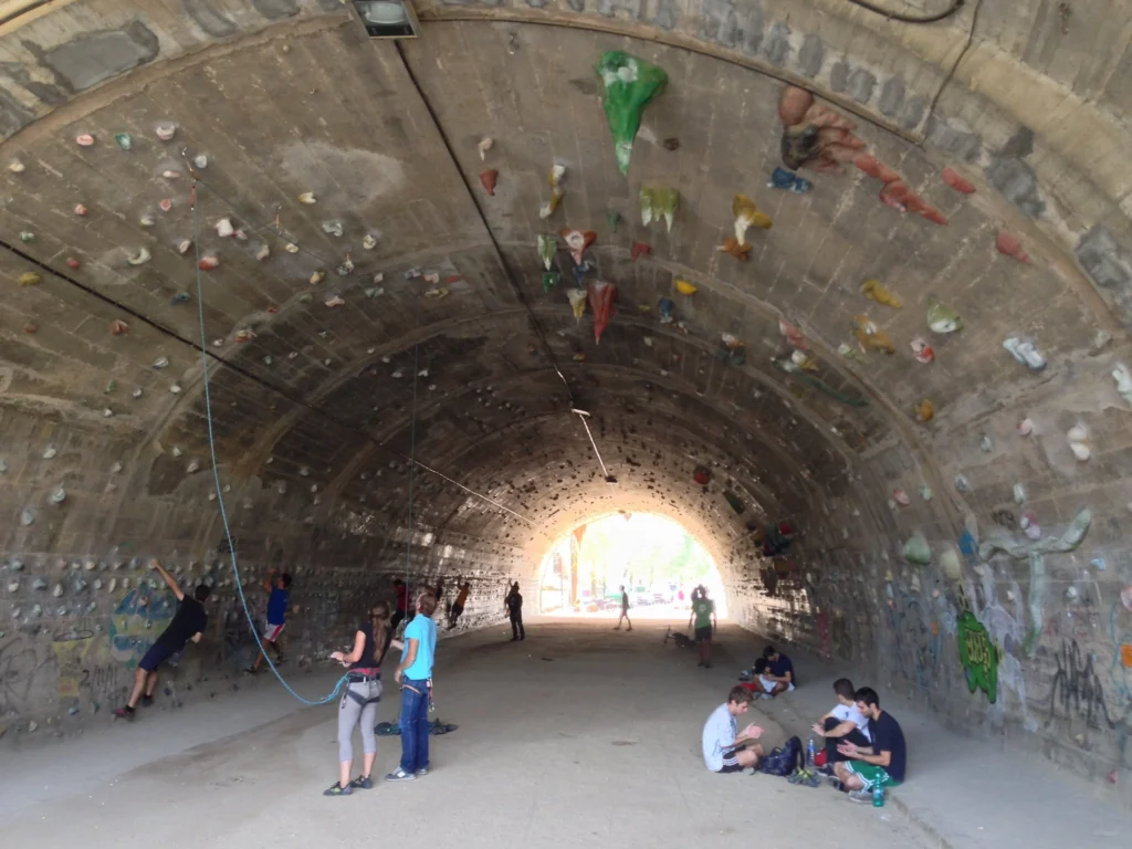 People climbing in La Foixarda Barcelona