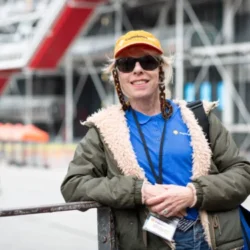 Tour-guide-during-Le-Marais-walking-tour-in-Paris-500×375